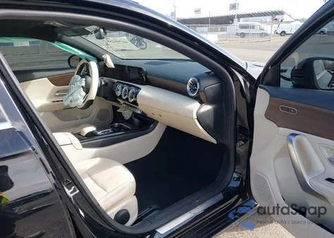 2022 Mercedes-Benz A 220 4Matic z USA, uszkodzony, nr VIN W1K3G4FB1NJ361754